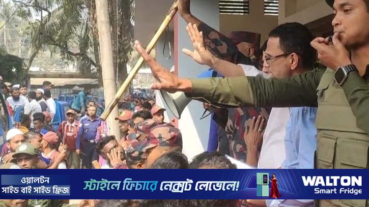 চাঁদপুরে বরাদ্দ বাড়ানোর দাবিতে নির্বাচন সরঞ্জামবাহী চালকদের বিক্ষোভ