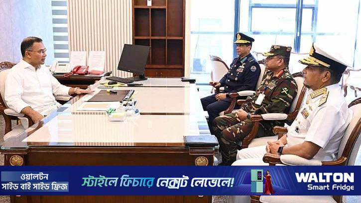 প্রধানমন্ত্রীর সঙ্গে তিন বাহিনীর প্রধানের সৌজন্য সাক্ষাৎ