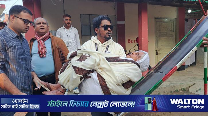 নাতির কোলে চড়ে ভোট দিলেন প্রার্থীর শতবর্ষী মা
