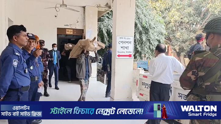 টাঙ্গাইলে নির্বাচনি সামগ্রী বিতরণ