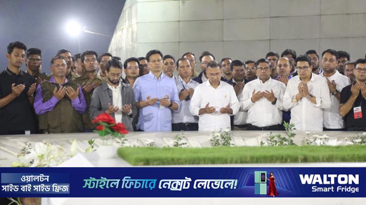 ভোটের প্রচার শেষে বাবা-মায়ের কবর জিয়ারত করলেন তারেক রহমান