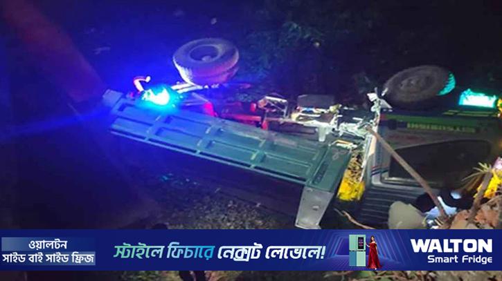 চকরিয়ায় ট্রাকের ধাক্কায় মোটরসাইকেল আরোহী বাবা-ছেলে নিহত