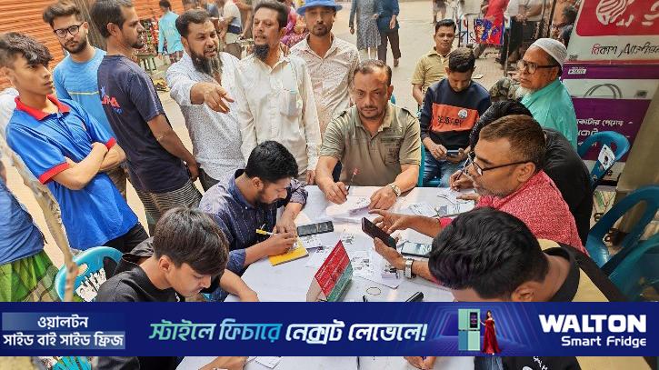 তথ্যকেন্দ্রে ভোটারদের ভিড়, সহায়তা দিচ্ছেন প্রার্থীদের কর্মীরা