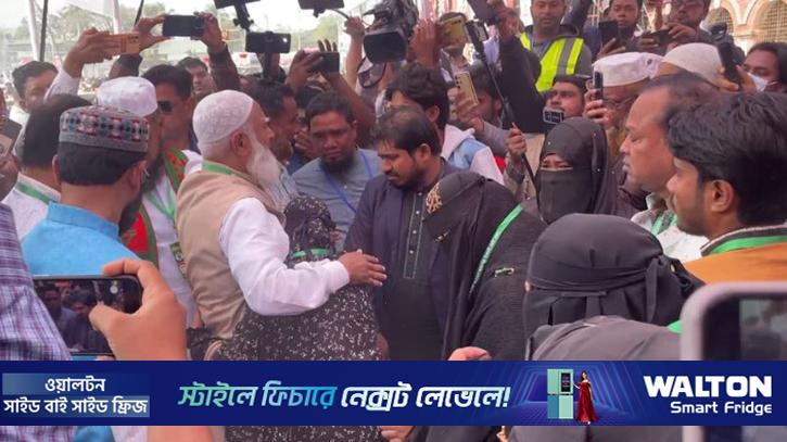 জামায়াতের আমিরকে শহীদ জননীর জড়িয়ে ধরা নিয়ে যা বললেন শিবির নেতা