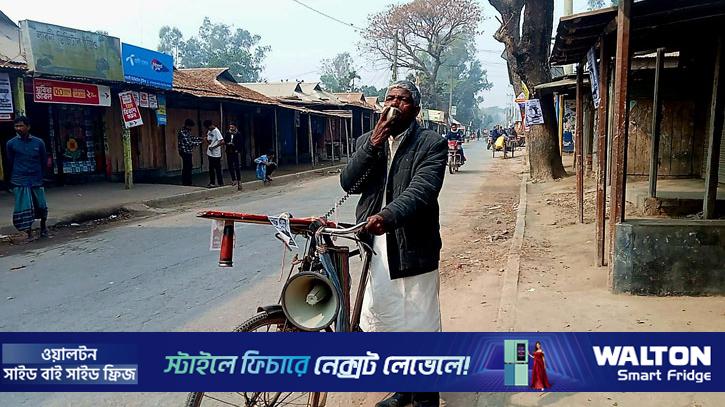 প্রার্থী তিনি, কর্মীও তিনি: আজিজারের ভরসা সাইকেল ও হ্যান্ড মাইক