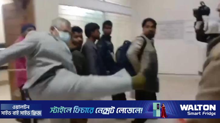 আদালত চত্বরে সাংবাদিককে লাথি মারলেন বিআরটিএর সাবেক কর্মকর্তা