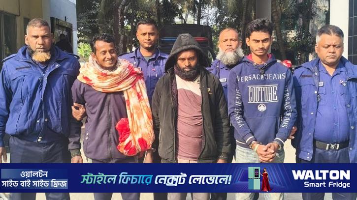 ভয় দেখিয়ে জমির মাটি কাটার অভিযোগ, এস্কেভেটরসহ আটক ৩