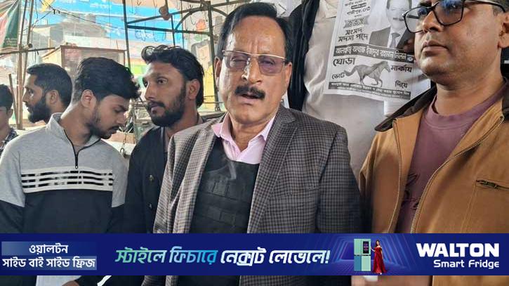 বুলেটপ্রুফ জ্যাকেট পরে গণসংযোগে স্বতন্ত্র প্রার্থী মিলন