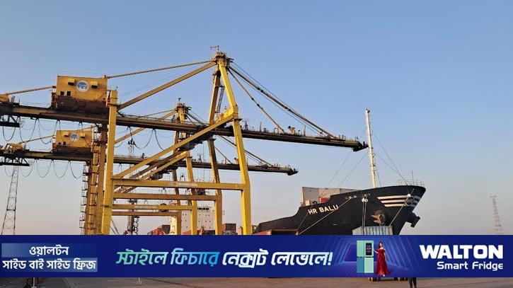 টানা কর্মবিরতিতে অচল চট্টগ্রাম বন্দর