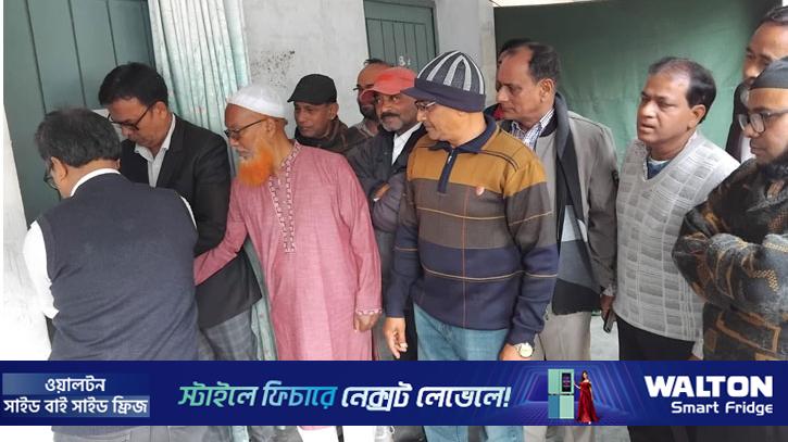 চাকরির মেয়াদ বাড়ানোয় চাটমোহর মহিলা কলেজের অধ্যক্ষের কক্ষে তালা