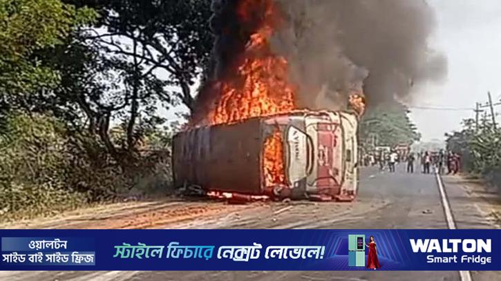 দাউদকান্দিতে তিন যানের সংঘর্ষ, দগ্ধ হয়ে নিহত ৪