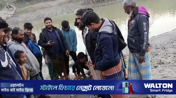 হাতিয়ায় খাল পাড়ে গ্যাসের সন্ধান, আগুন ধরিয়ে পরীক্ষা স্থানীয়দের