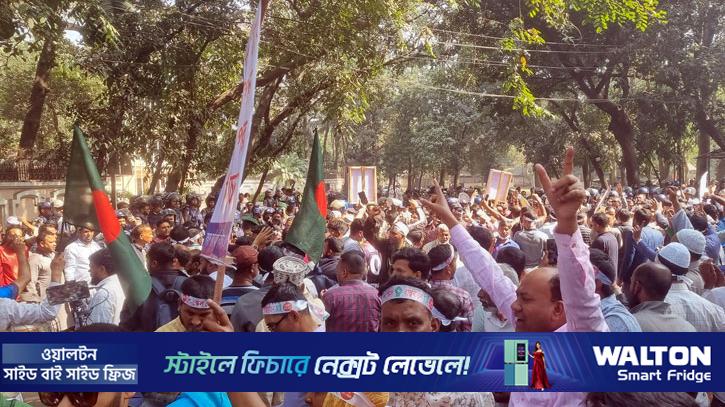 ৯ম পে-স্কেলের দাবি: সরকারি কর্মচারীদের ‘যমুনা’ ঘেরাও