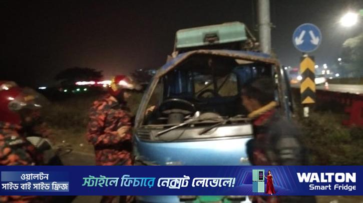 এক্সপ্রেসওয়েতে বাসের পেছনে পিকআপের ধাক্কা, আহত ১০