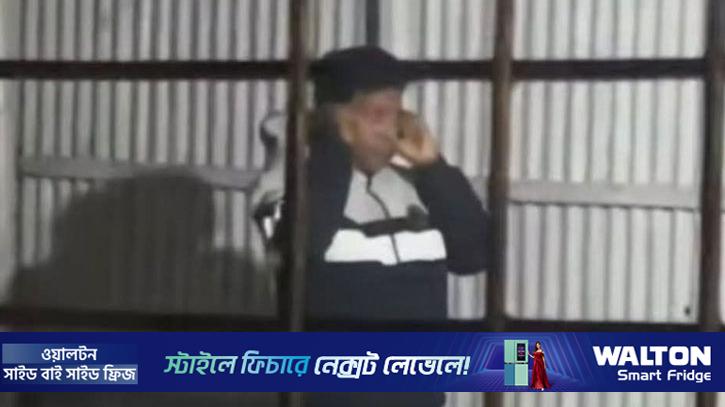 পুলিশকে কান ধরালো বিক্ষুব্ধ জনতা