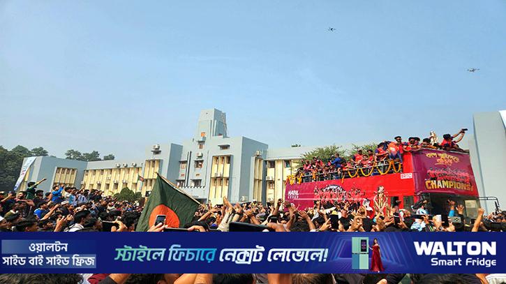 ছাদখোলা বাসে বিপিএল ট্রফি নিয়ে রাবি ক্যাম্পাসে শান্ত–মুশফিকরা
