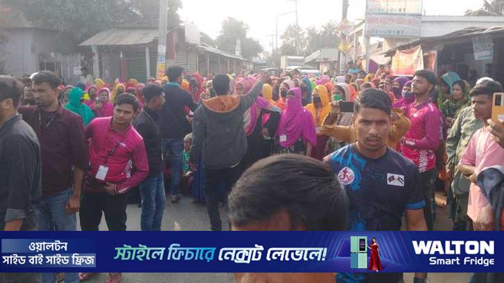 গাজীপুরে বেতনের দাবিতে শ্রমিকদের সড়ক অবরোধ, পুলিশের লাঠিপেটা 