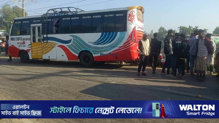 টেকনাফে অটোরিকশায় বাসের ধাক্কা, নিহত ১