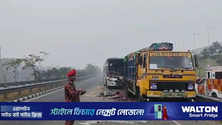 এক্সপ্রেসওয়েতে ট্রাকের পেছনে বাসের ধাক্কায় নিহত ১