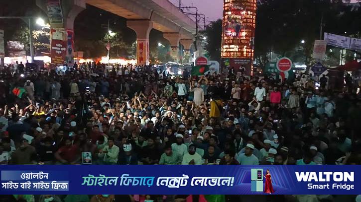 হামলার প্রতিবাদ ও হাদি হত্যার বিচার দাবিতে শাহবাগ অবরোধ