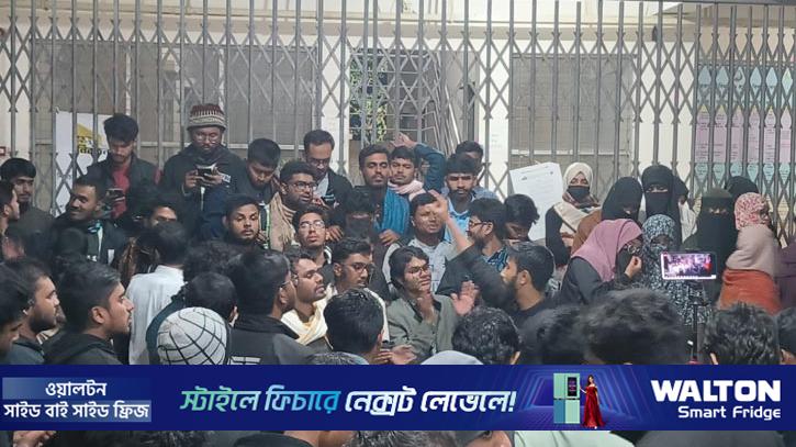 ইসির সিদ্ধান্তে অনিশ্চয়তায় শাকসু, মধ্যরাতে শিক্ষার্থীদের বিক্ষোভ