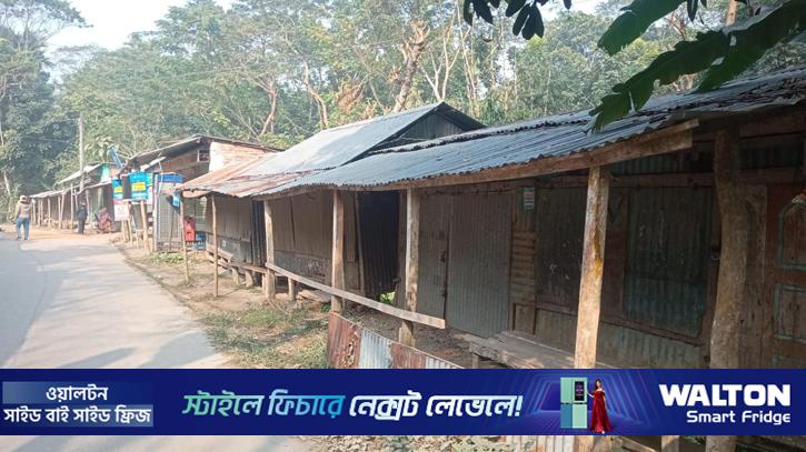 ছেলেকে না পেয়ে বাবাকে আটক করেছে পুলিশ, ব্যবসায়ীদের প্রতিবাদ