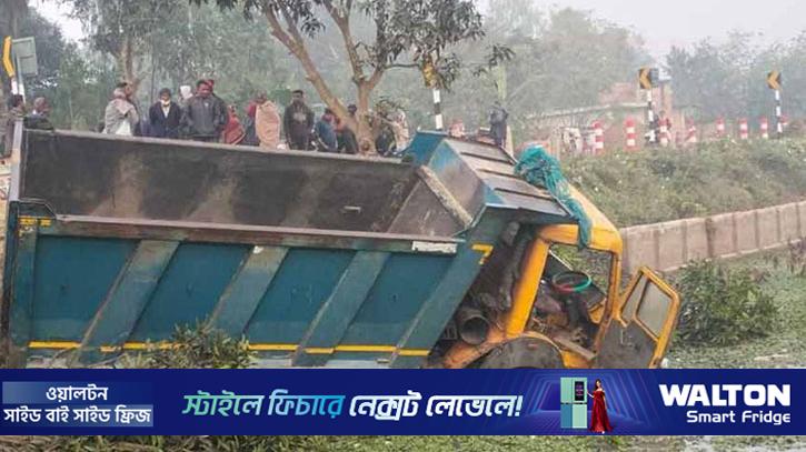 নওগাঁয় ডাম্প ট্রাকের ধাক্কায় নিহত ৫  