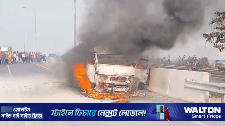 চলন্ত অ্যাম্বুলেন্সে আগুন, অল্পের জন্য প্রাণ বাঁচল ৪ জনের