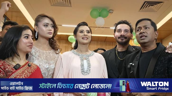 হঠাৎ পুলিশ প্লাজায় বুবলী, সঙ্গে গৌতম-বারিশ