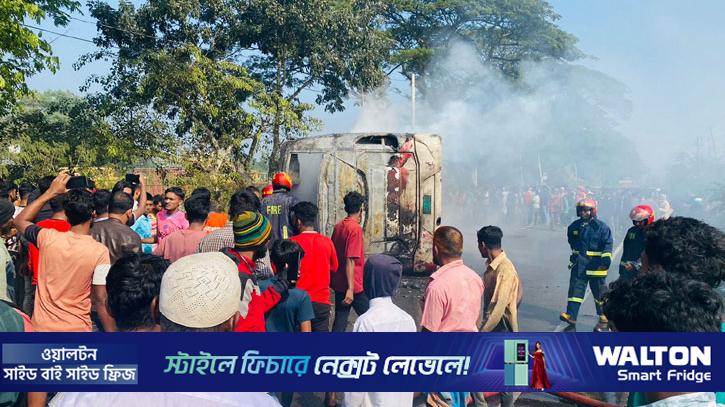 যাত্রীদের সঙ্গে ঝগড়া: গতি বাড়ানো বাসের ধাক্কায় অটো গিয়ে পড়ে বাইকের ওপর, আগুনে শেষ চার প্রাণ