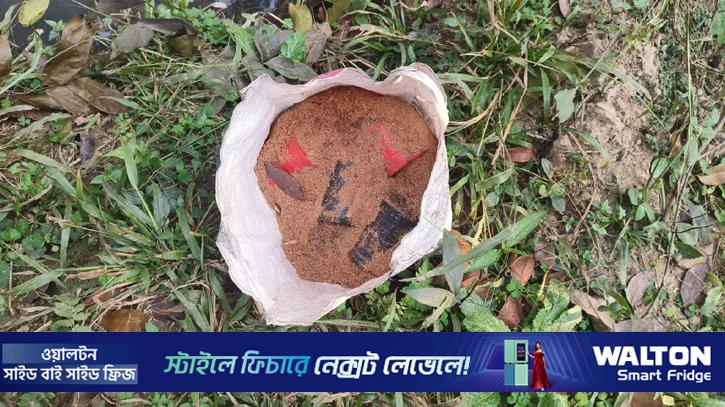 আম বাগানে পড়ে ছিল ৫ ককটেল