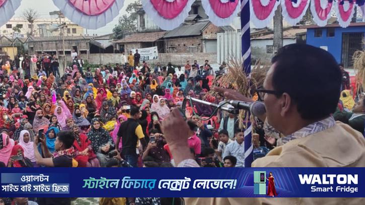 শাড়ি, কম্বল, থ্রি পিস ও লুঙ্গি দিয়ে ভোট কেনার চেষ্টা করছে অনেকে