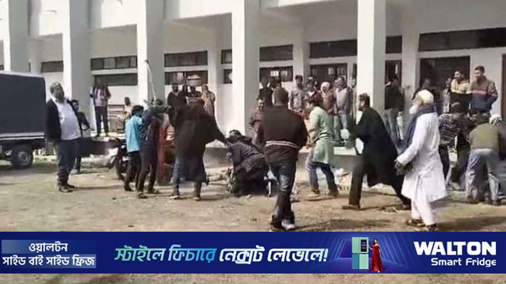 নাটোর আদালত চত্বরে বাদী ও আসামি পক্ষের সংঘর্ষ