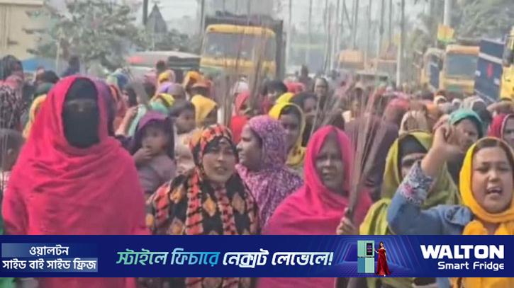 মুফতি আমির হামজার বিরুদ্ধে নারীদের ঝাড়ু মিছিল