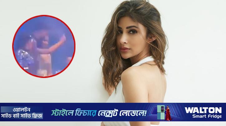 ভরা মঞ্চে কেন ‘মিডল ফিঙ্গার’ দেখালেন অভিনেত্রী?