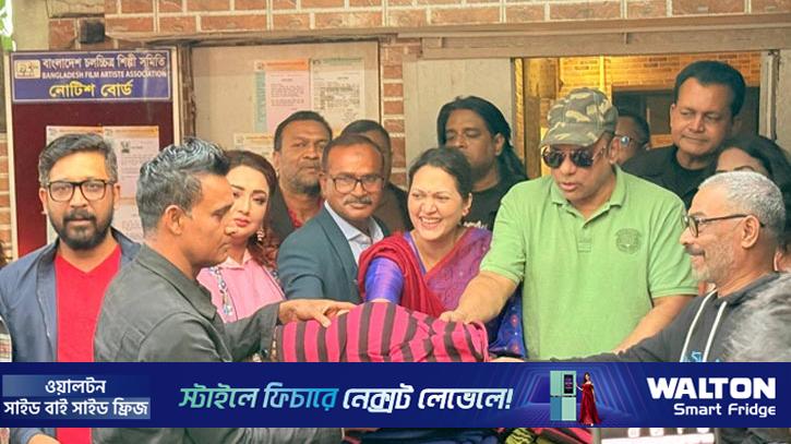 নায়িকা মুক্তির শীতবস্ত্র বিতরণ