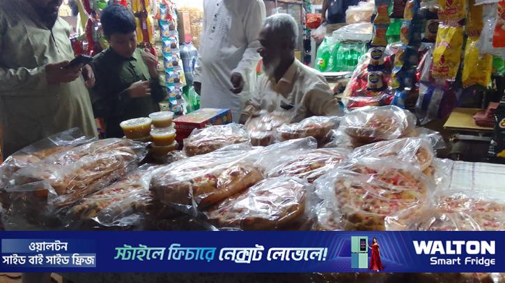 শবে বরাতে পুরান ঢাকায় হালুয়া-রুটির পসরা
