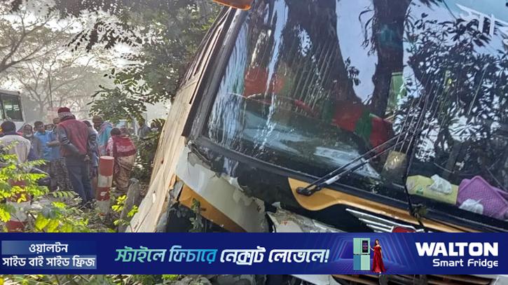 ঢাকা-বরিশাল মহাসড়কে বাসচাপায় ব্যাংকের কর্মকর্তা নিহত