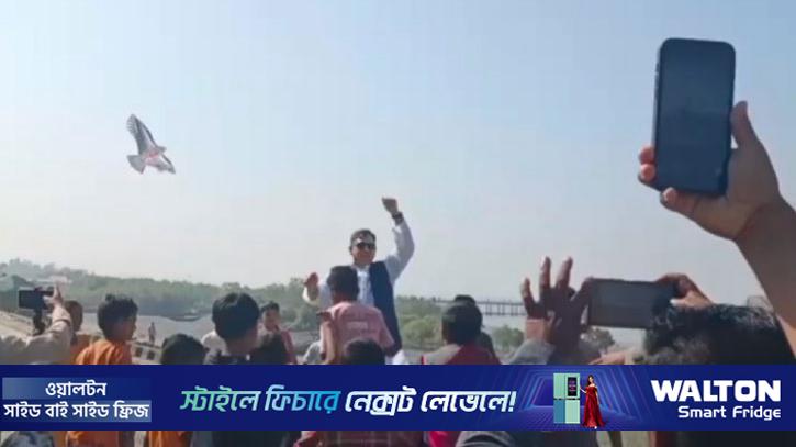 শিশু-কিশোরদের সঙ্গে ঘুড়ি উড়ালেন সালাহউদ্দিন আহমদ