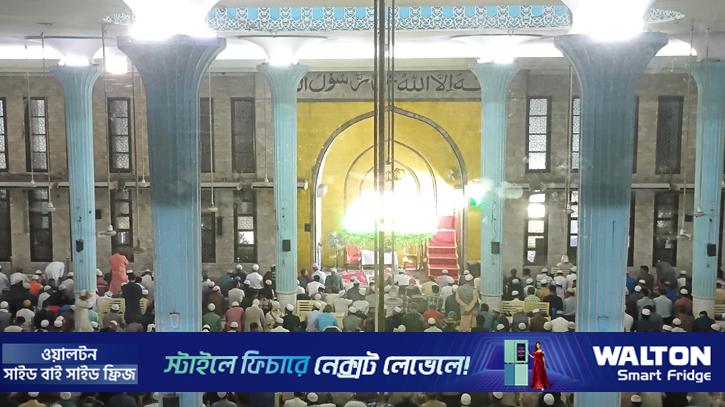 বায়তুল মোকাররমে মুসল্লিদের ঢল, পালিত হচ্ছে শবে বরাত