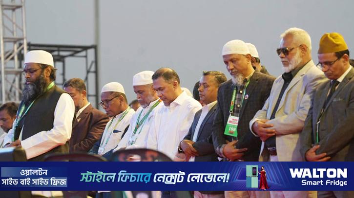 সমাবেশ মঞ্চে নেতাকর্মীদের নিয়ে তারেক রহমানের নামাজ আদায়