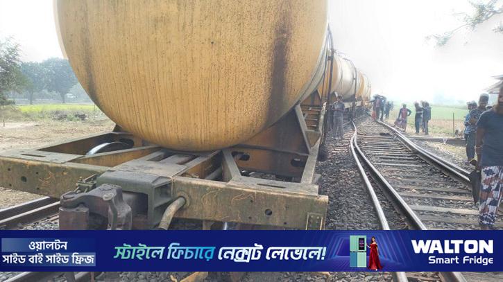 চাঁপাইনবাবগঞ্জে সাড়ে ৭ ঘণ্টা পর লাইনচ্যুত ট্রেন উদ্ধার