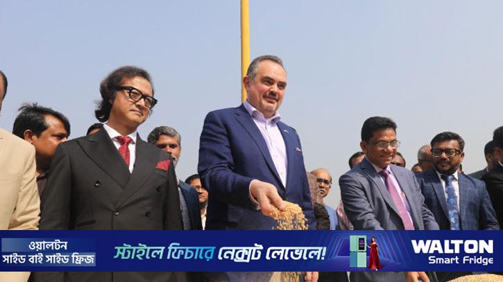 চট্টগ্রাম বন্দরে গমের চালান স্বাগত জানালেন যুক্তরাষ্ট্রের রাষ্ট্রদূত