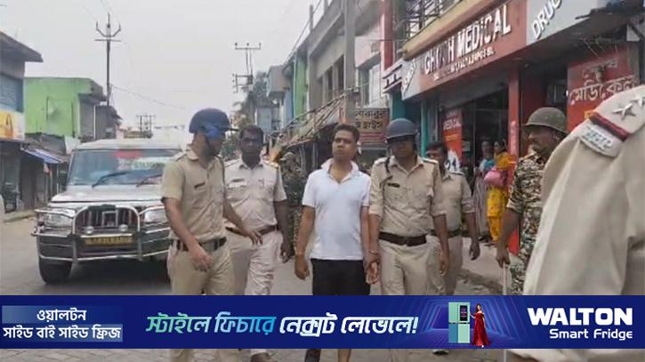 তৃণমূল কংগ্রেসের নেতাকে হাফপ্যান্ট পরিয়ে প্যারেড পুলিশের