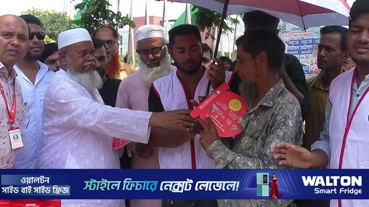 গোপালগঞ্জে তীব্র তাপদাহে পানি, ছাতা ও পাখা বিতরণ
