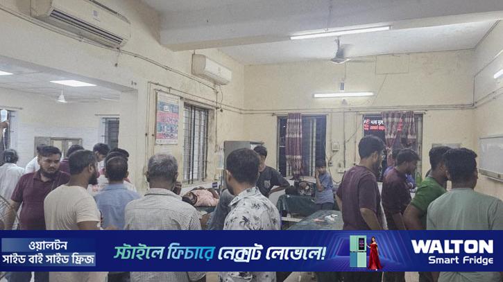ফেনীতে কাভার্ডভ্যানের চাপায় নিহত ২, আহত ৮
