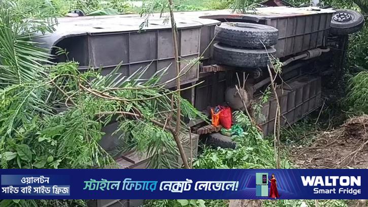 গোপালগঞ্জের সড়কে তিন যানের সংঘর্ষে নিহত ১