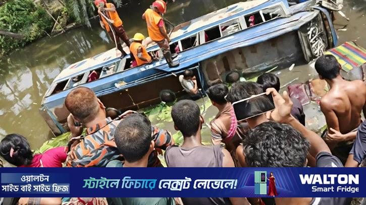 খুলনায় নিয়ন্ত্রণ হারিয়ে বাস পুকুরে, নিহত ১