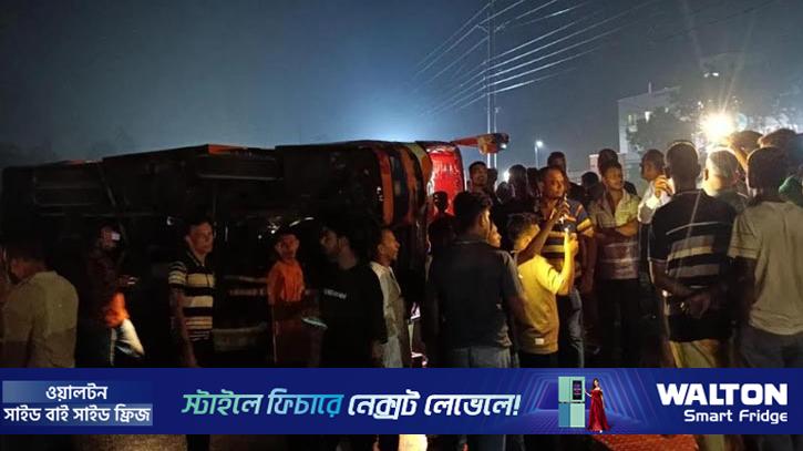 নড়াইলে বাস উল্টে নারী-শিশুসহ আহত ২০