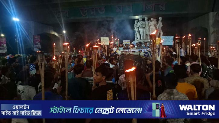 গাইবান্ধায় শ্রীরামচন্দ্রকে অবমাননার প্রতিবাদে ঢাবিতে মশাল মিছিল